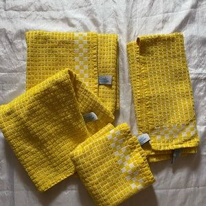 Fecido classic kitchen towels with hanging loops. Dark yellow checks.
